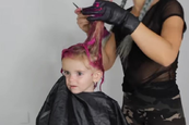 Rózsaszínre festette kislánya haját a nő 